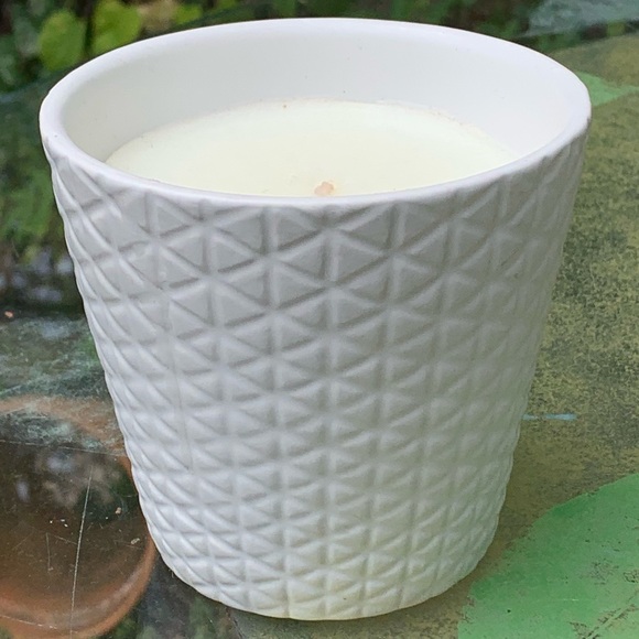 PADDYWAX Lilac & Moss SOY CANDLE IN CERAMIC! Made in USA Hand Poured Scented NWT - Picture 4 of 5